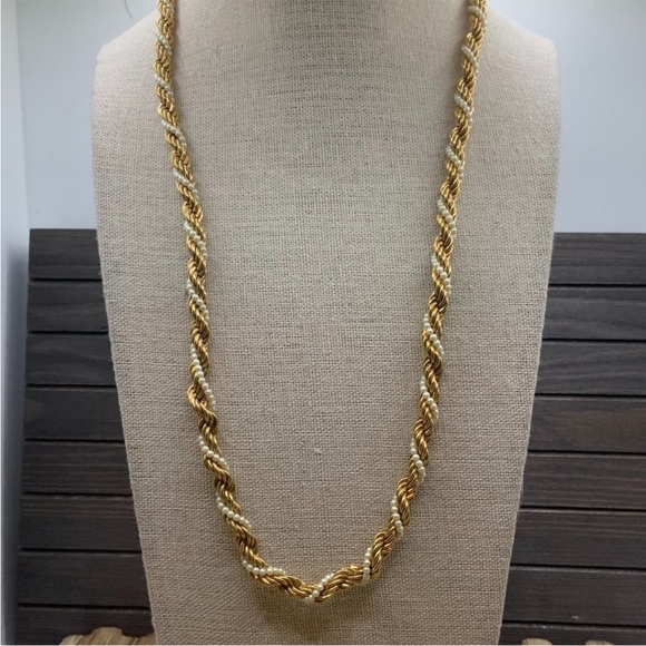 Jewelry - VINTAGE Pearl and gold tone braided necklace unmarked